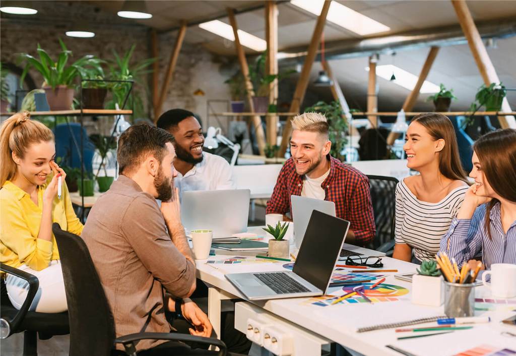 Вакансії та середня зарплата в Угорщині