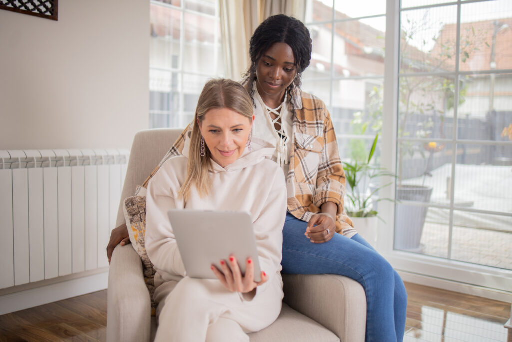 2 friends comparing HSBC international transfers together